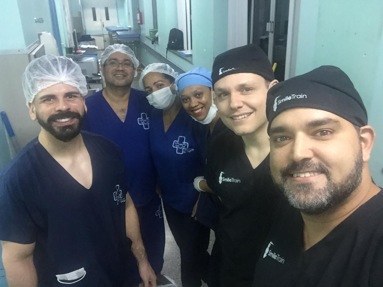 Equipe que realizou as cirurgias de pacientes com fissuras lábio palatinas